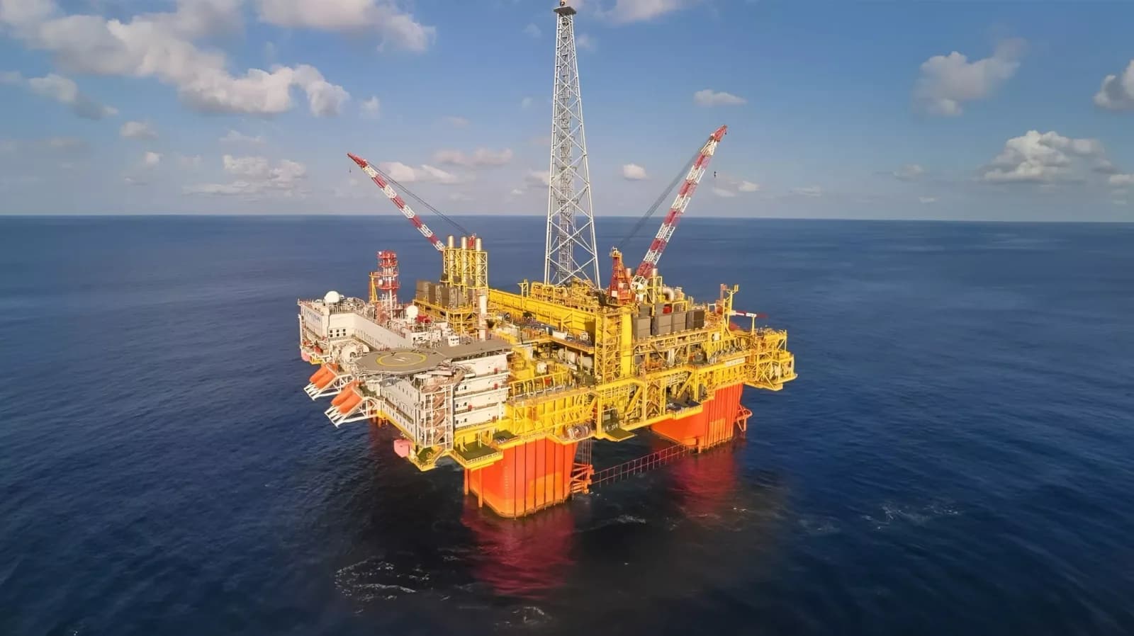 Ichthys 海上设施与黄色上部模块