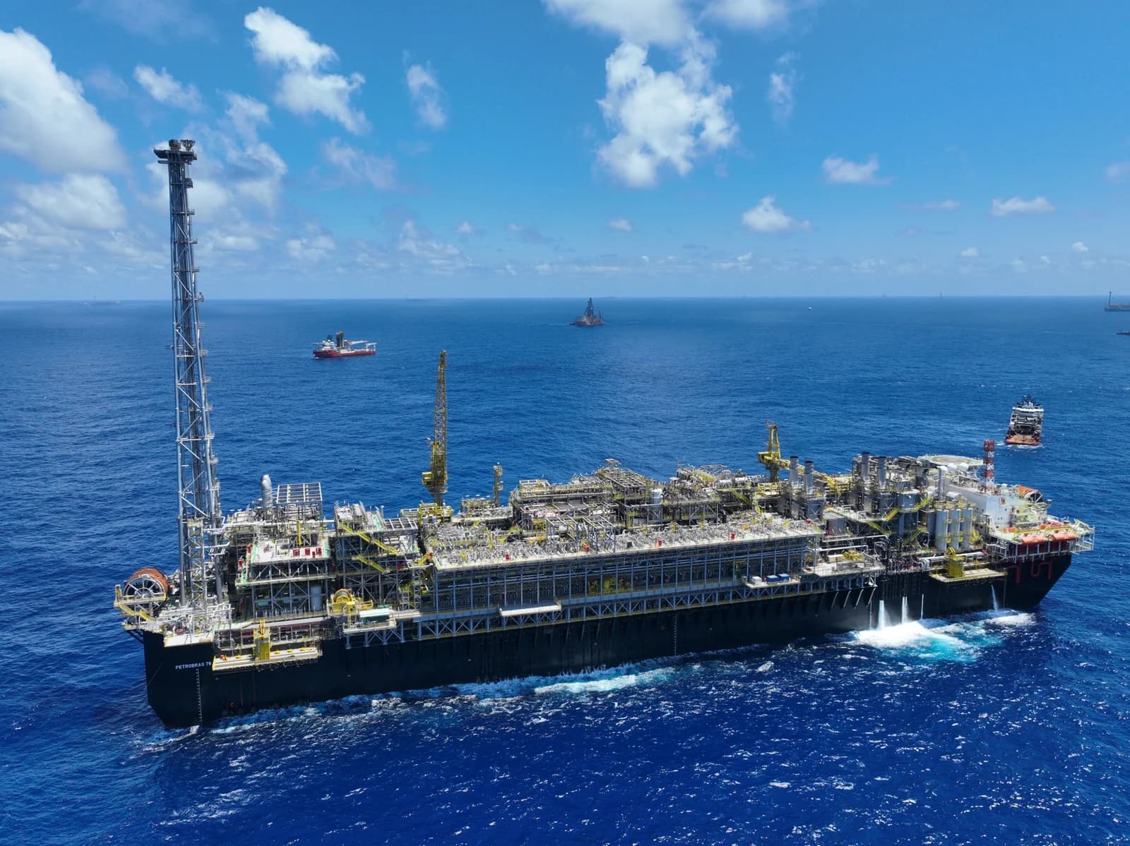 蓝天与海面上的 P-78 FPSO